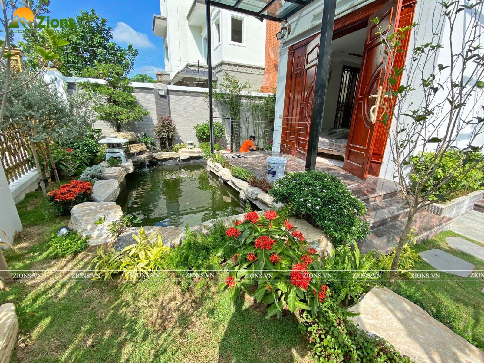 Thiết kế thi công hồ koi sân vườn trước nhà